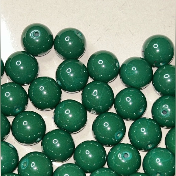 10 mm Elegant Green Beads - Picture 1 of 2